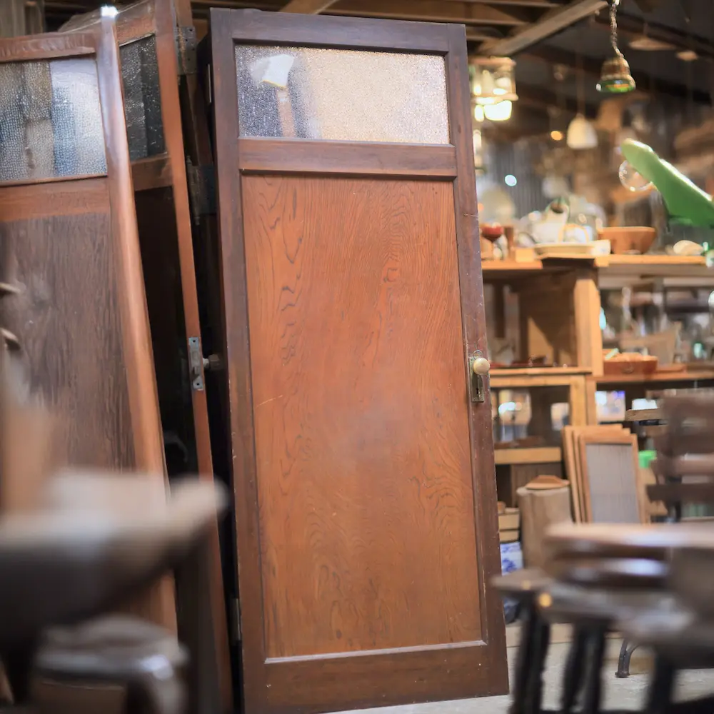 建具　洋館にあった、ガラス付きのレトロなドア。趣のあるドアノブがついている。