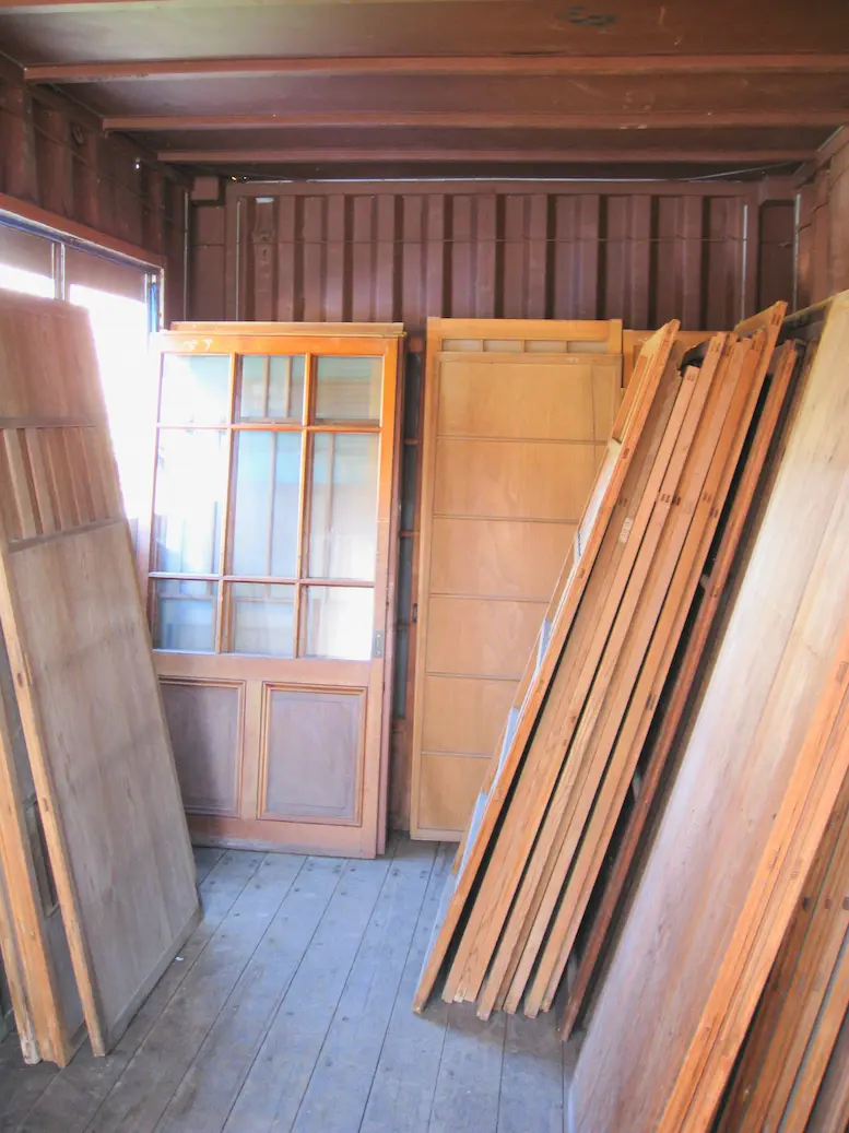 買い取った建具（引き戸や欄間など）が陳列されている