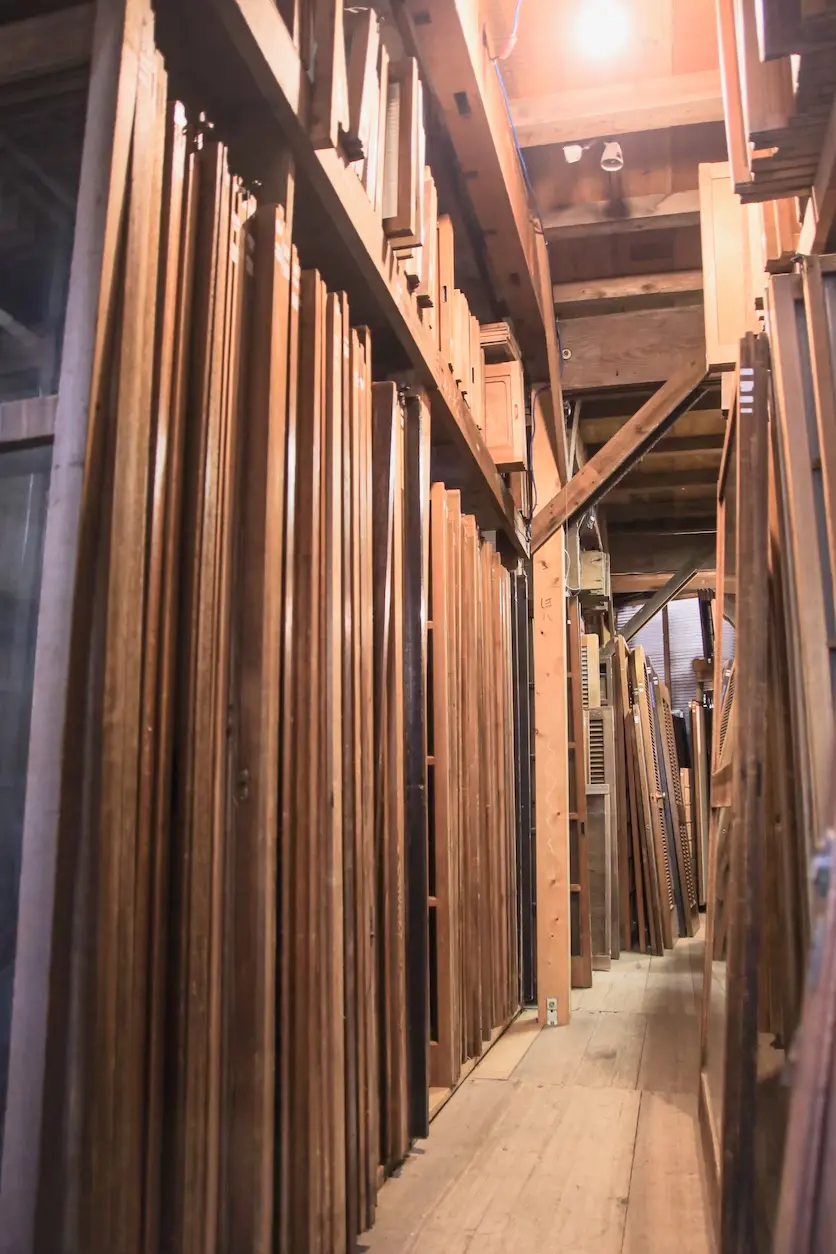 買い取った建具（引き戸）が陳列されている